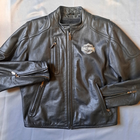 Harley Davidson Jacket Medium Black Leather Cafe Racer Spell Out Logo Embroidere - Picture 1 of 16